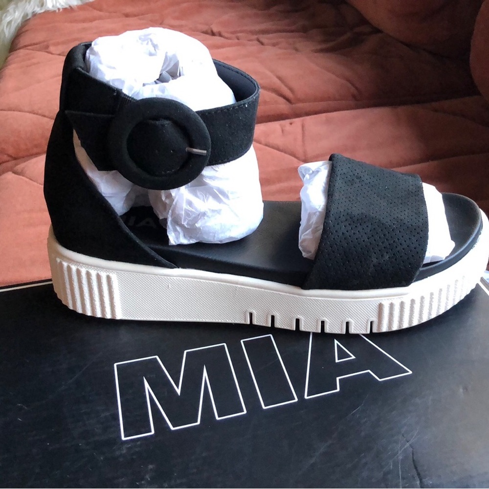 MIA Black Nova Suede Sandals 9M unworn in box Rosanna